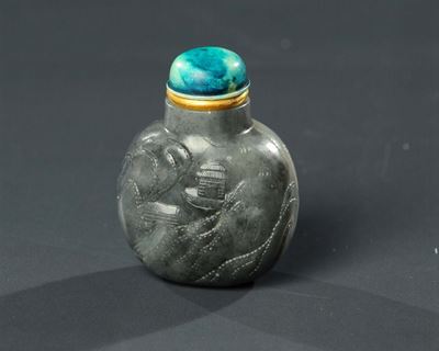 Snuff Bottle in Giada Nera e Bianca con Tappo in Avorio, Cina