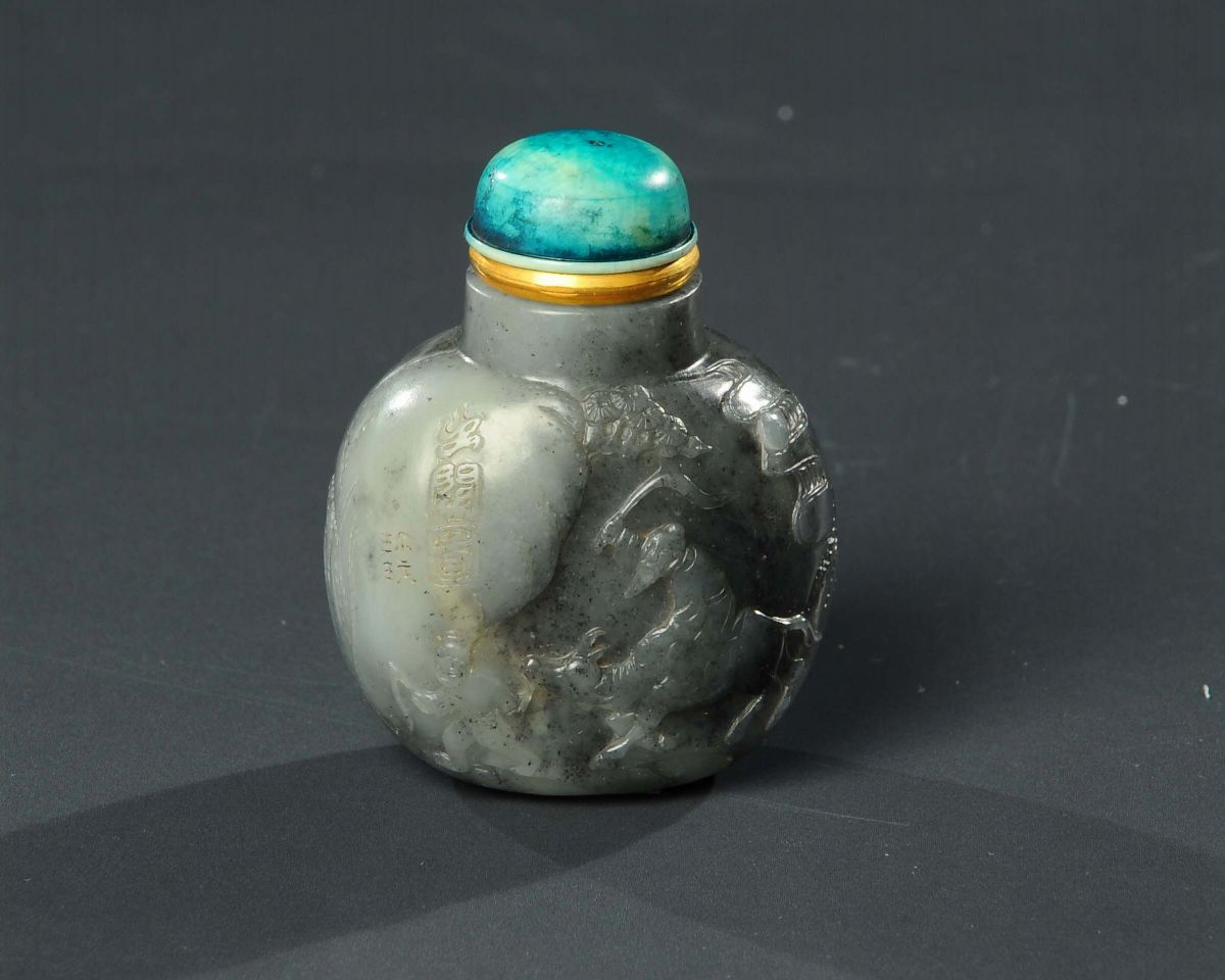 Snuff Bottle in Giada Nera e Bianca con Tappo in Avorio, Cina