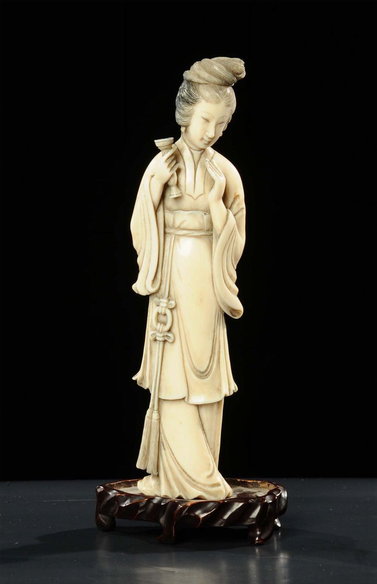 Statuina femminile in avorio, Cina inizio XX secolo  - Asta Arte Orientale - Cambi Casa d'Aste
