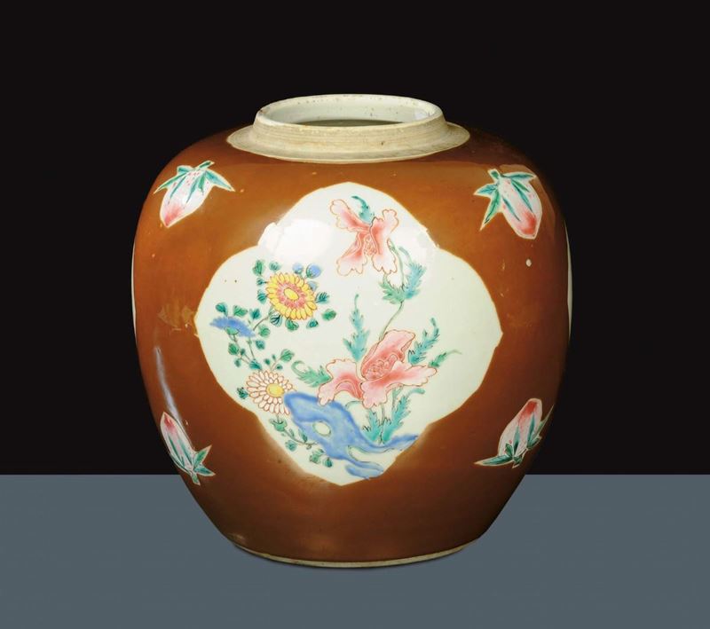 Vaso Famiglia Rosa a fondo marrone senza coperchio  - Auction Oriental Art - Cambi Casa d'Aste