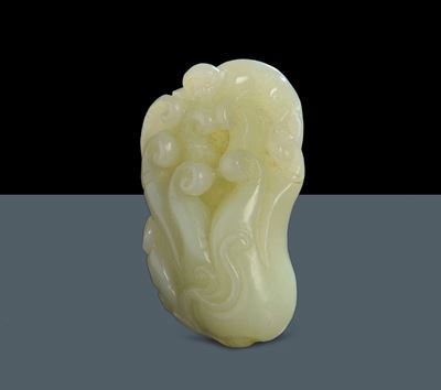 Giada Intagliata a Forma di Mano di Buddha con Scimmia su Base, Cina