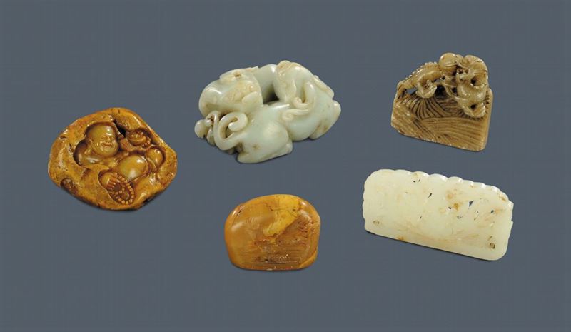 Gruppo di cinque oggetti in giada e saponiere tra cui due sigilli  - Asta Arte Orientale - Cambi Casa d'Aste