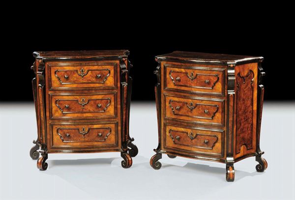 Coppia di comodini Luigi XIV a tre cassetti, Lombardia XVIII secolo