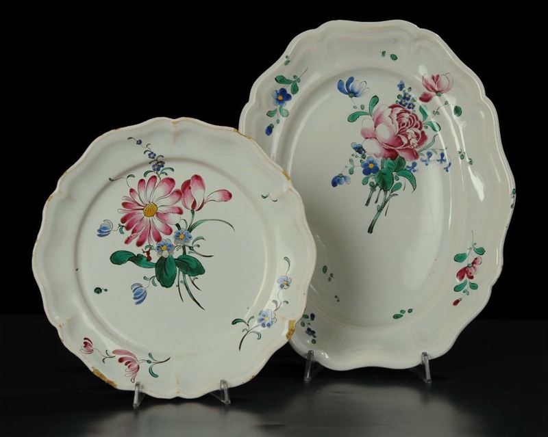 Vassoio e piatto in maiolica con decoro alla rosa, Strasburgo XVIII secolo  - Auction Antiquariato, Argenti e Dipinti Antichi - Cambi Casa d'Aste