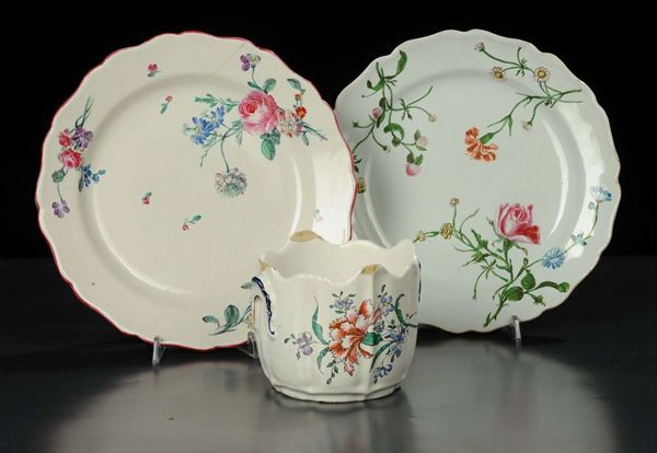Lotto di due piatti e un cachepot in maiolica, XVIII secolo