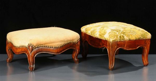 Due poggiapiedi in noce in stile Barocchetto