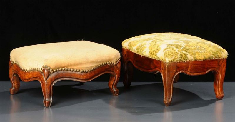 Due poggiapiedi in noce in stile Barocchetto  - Auction Antiquariato, Argenti e Dipinti Antichi - Cambi Casa d'Aste