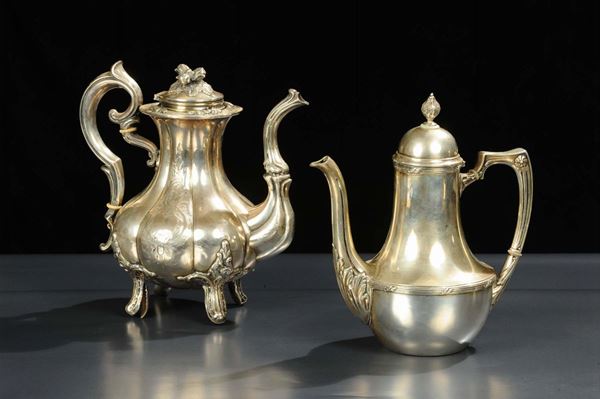 Due caffettiere diverse in argento, gr. 1200