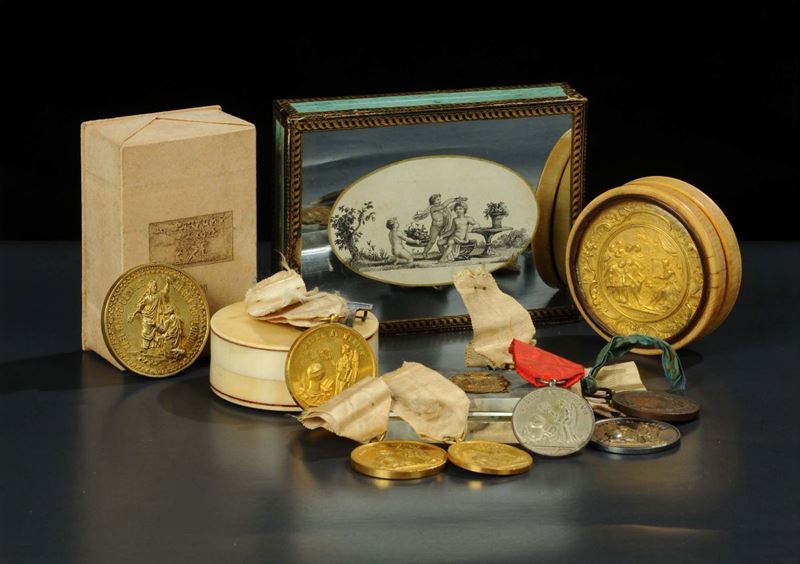 Lotto misto di scatoline e medaglie  - Asta Antiquariato, Argenti e Dipinti Antichi - Cambi Casa d'Aste
