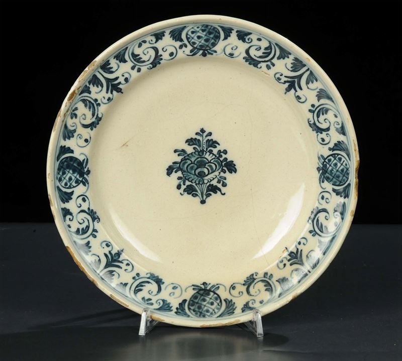 Piatto in maiolica con decoro bianco e blu, Torino XVIII secolo  - Auction Antiquariato, Argenti e Dipinti Antichi - Cambi Casa d'Aste