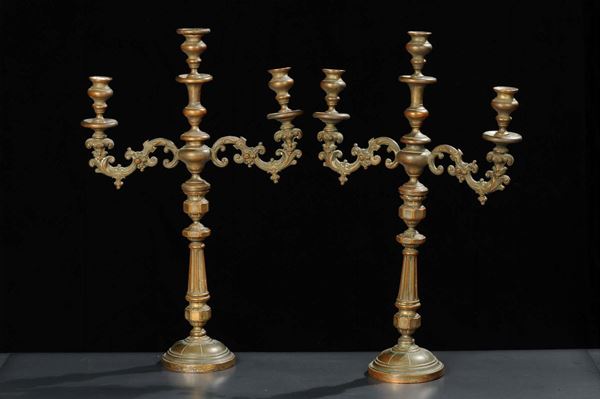 Coppia di doppieri in rame sbalzato