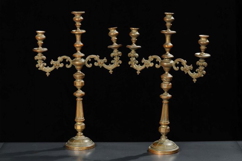 Coppia di doppieri in rame sbalzato  - Asta Antiquariato, Argenti e Dipinti Antichi - Cambi Casa d'Aste