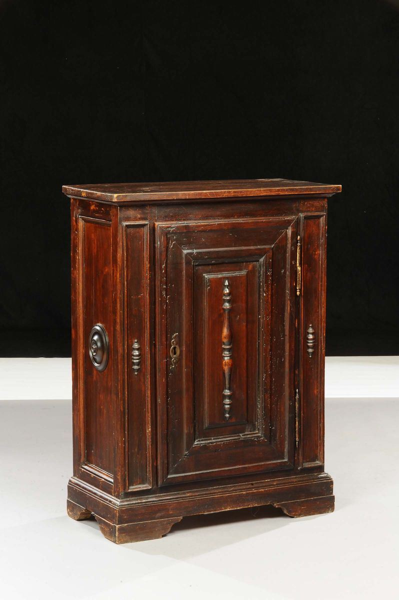 Credenzino in noce ad un'anta pannellata, inizio XX secolo  - Auction Antiquariato, Argenti e Dipinti Antichi - Cambi Casa d'Aste