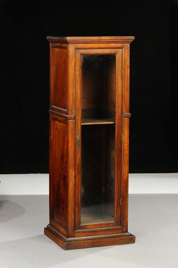 Vetrinetta in noce ad un'anta, inizio XX secolo