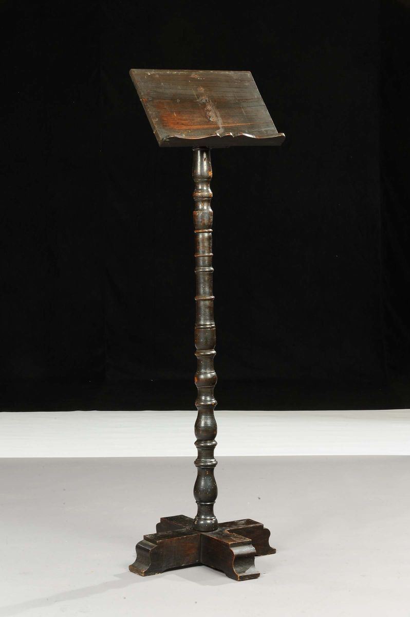 Leggio in noce con fusto tornito, inizio XX secolo  - Asta Antiquariato, Argenti e Dipinti Antichi - Cambi Casa d'Aste