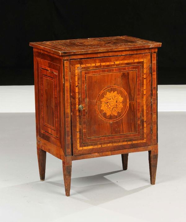 Comodino Luigi XVI lastronato ed intarsiato, fine XVIII secolo