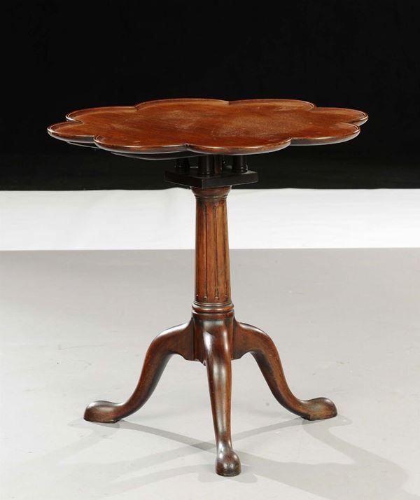 Tavolino sagomato a vela, inizio XX secolo