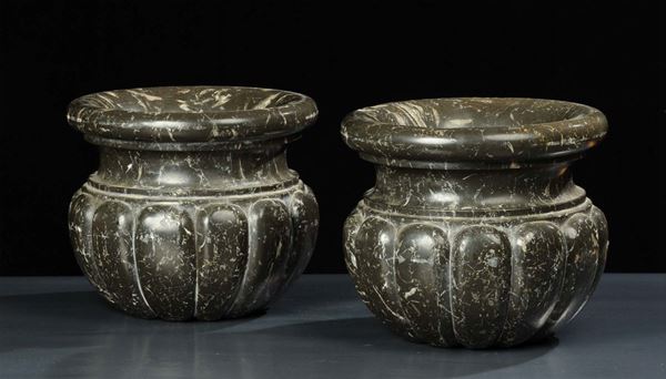 Coppia di vasi in marmo nero, XIX secolo