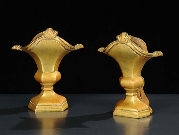 Coppia di portapalme in bronzo dorato