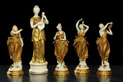 Cinque Statuine in Porcellana Bianca e Oro Raffiguranti Figure Femminili