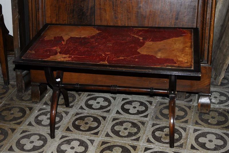 Tavolino basso in mogano, XX secolo  - Asta Antiquariato e Dipinti Antichi - Cambi Casa d'Aste
