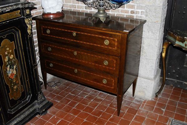 Piccolo com˜ a tre cassetti in stile, XX secolo