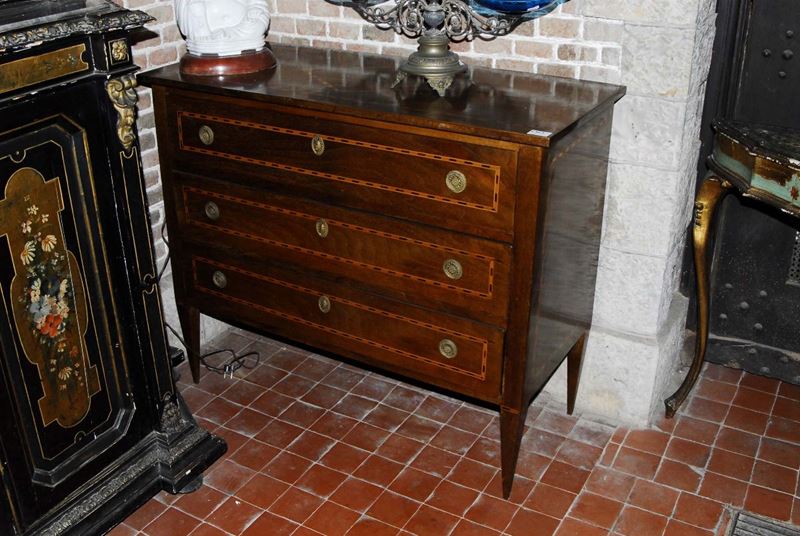 Piccolo com˜ a tre cassetti in stile, XX secolo  - Asta Antiquariato, Argenti e Dipinti Antichi - Cambi Casa d'Aste