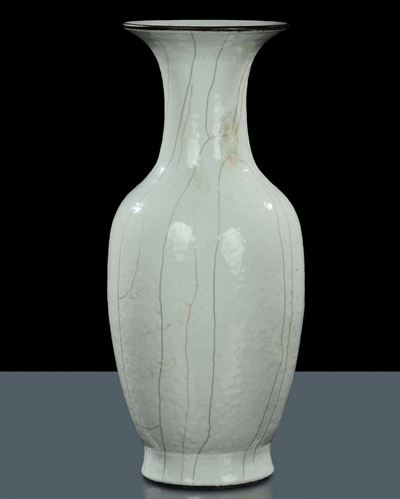 Vaso in Porcellana Bianca Smaltata Stile Òding Yaoó, Cina XIX Secolo