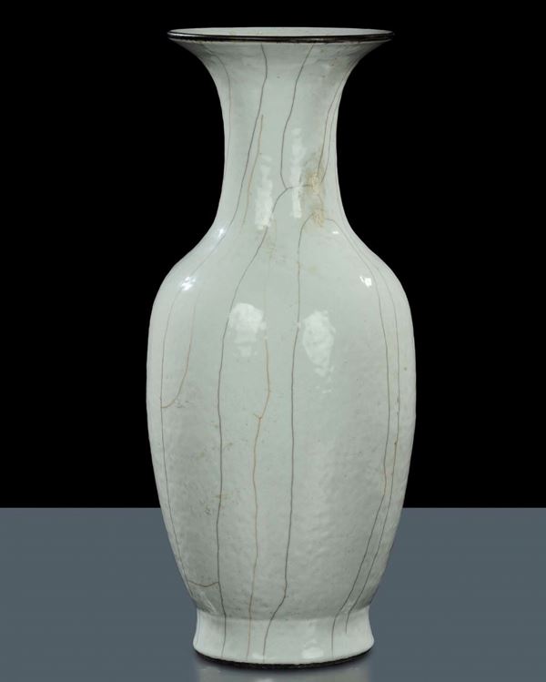 Vaso in porcellana bianca smaltata stile ÒDing YaoÓ, CIna XIX secolo