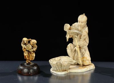 Lotto Composto da Due Figure in Avorio Orientali