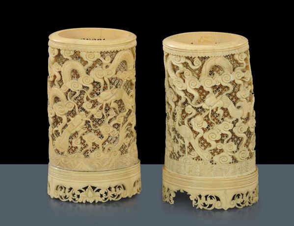 Coppia di vasi in avorio o osso scolpito e traforato, Cina XIX secolo