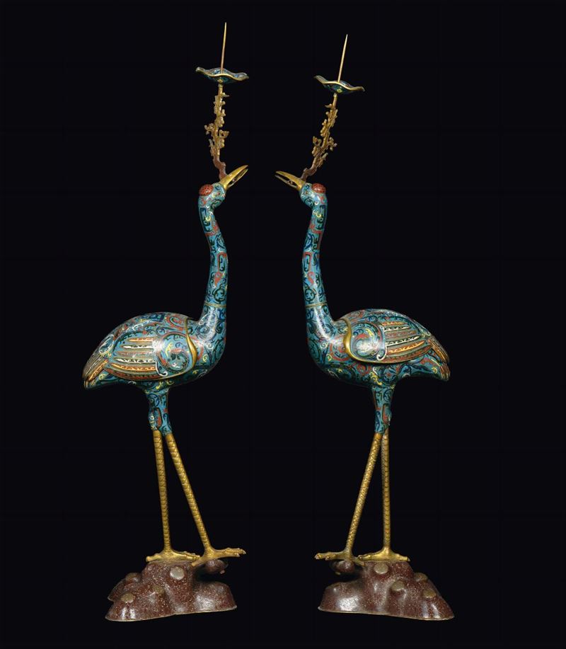Coppia di uccelli reggicero in metallo e smalti cloisonnè, Cina  - Auction Oriental Art - Cambi Casa d'Aste