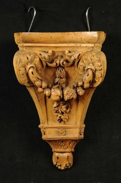 Coppia di Mensole in Legno Intagliato, XIX Secolo
