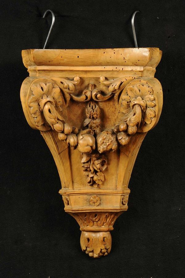 Coppia di mensole in legno intagliato, XIX secolo