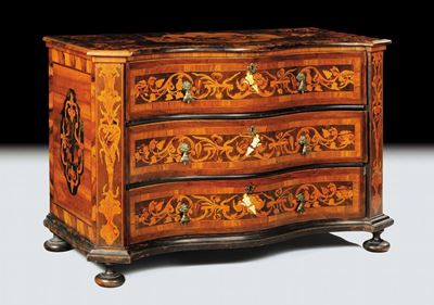 Cassettone Luigi XIV a Tre Cassetti con Intarsi Fitomorfi e Figura di Genio Ispiratore in Avorio ...