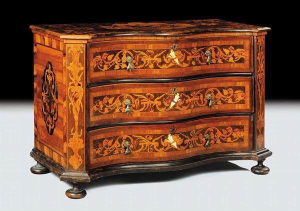 Cassettone Luigi XIV a tre cassetti con intarsi fitomorfi e figura di genio ispiratore in avorio al centro, Padova, fine XVII secolo