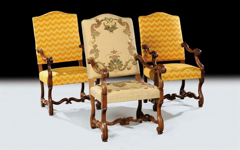 Tre poltrone ad osso di montone in noce, XVIII secolo  - Auction Antiquariato, Argenti e Dipinti Antichi - Cambi Casa d'Aste