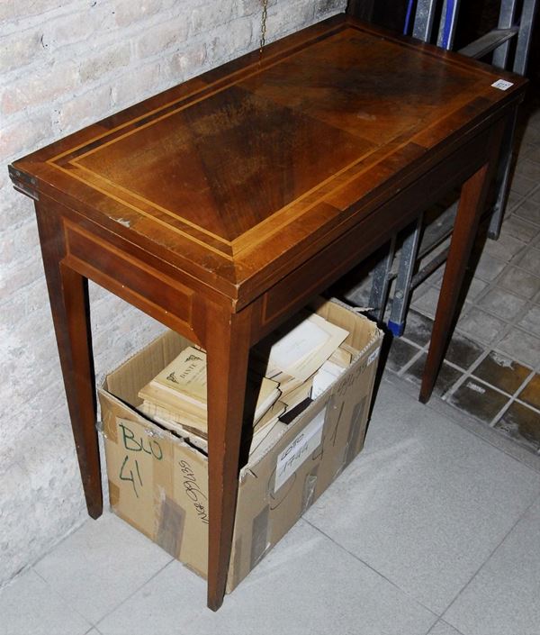 Tavolino da gioco in noce con filettature in legno dolce, XIX secolo