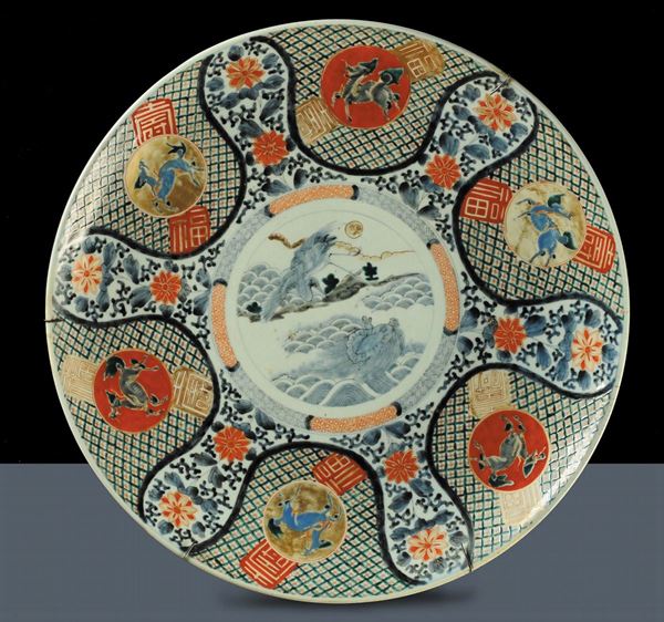 Piatto in porcellana decorata in policromia, Cina fine XIX secolo