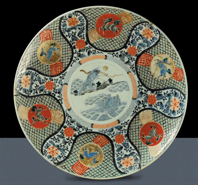 Piatto in porcellana decorata in policromia, Cina fine XIX secolo  - Asta Arte Orientale - Cambi Casa d'Aste
