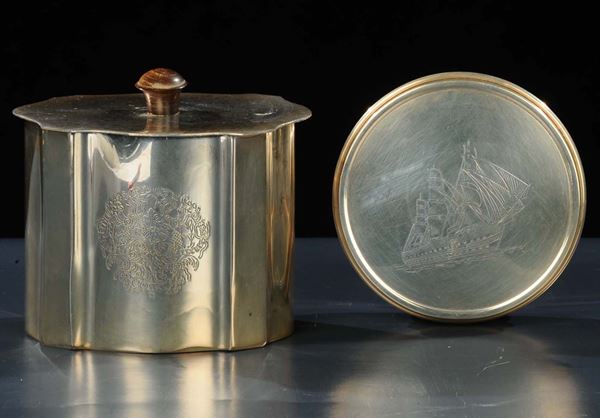 Scatola circolare in argento 925 fuso e cesellato. Argenteria fiorentina del XX secolo