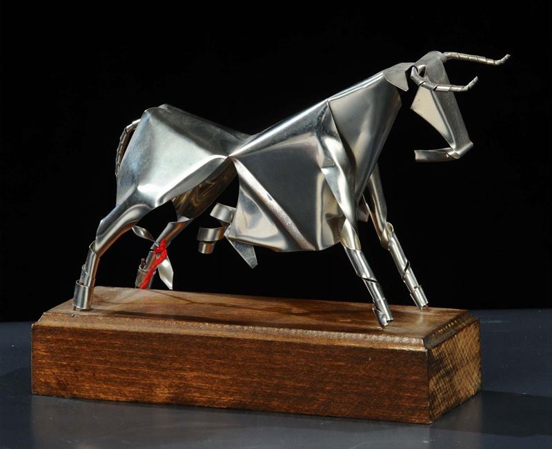 Composizione in metallo raffigurante toro, Spagna XX secolo  - Asta Asta a Tempo Arredi e Antiquariato - V - Cambi Casa d'Aste