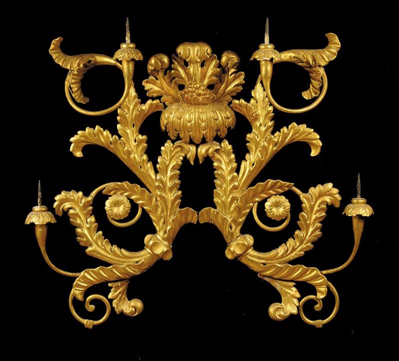 Grande portaceri in legno scolpito dorato a quattro fiamme, XVIII-XIX secolo  - Auction Antiquariato, Argenti e Dipinti Antichi - Cambi Casa d'Aste
