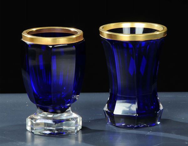Due bicchieri in cristallo blu e incolore con decoro in oro