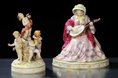Figura in Porcellana Raffigurante Fanciulla con Mandolino, Limoges