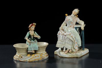 Figura in Porcellana Raffigurante Donna a Riposo e Saliera con Figura in Biscuit Piu Gruppo con S...