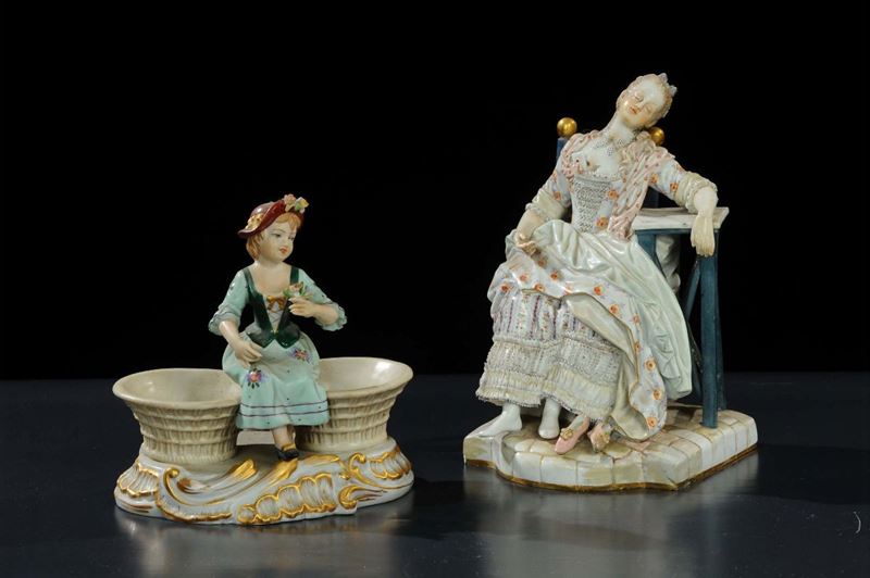 Figura in porcellana raffigurante Donna a riposo e saliera con figura in biscuit piu gruppo con scena galante  - Asta Antiquariato, Argenti e Dipinti Antichi - Cambi Casa d'Aste