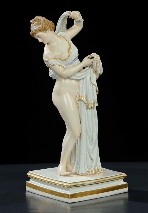 Figura femminile con tunica in porcellana, Meissen XX secolo