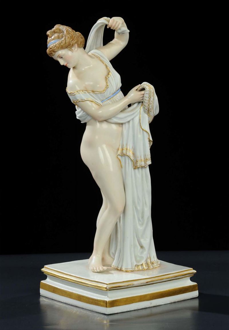 Figura femminile con tunica in porcellana, Meissen XX secolo  - Asta Antiquariato, Argenti e Dipinti Antichi - Cambi Casa d'Aste