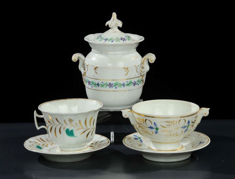 Lotto di tre pezzi in porcellana oro e fiori policromi  - Asta Antiquariato, Argenti e Dipinti Antichi - Cambi Casa d'Aste